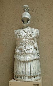 Romersk konst: Trofee av vapen i form av paradrustning av romersk soldat från 1:a århundradet f.Kr. Rom, museo della civilta romana av Roman