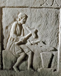Romersk konst: detalj av en stele som föreställer en smed som slår metall på ett städ. Från Konstantinopel. 1:a århundradet f.Kr. Istanbul, arkeologiskt museum av Roman