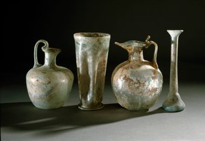 Romersk konst: kannor, kannor och glasvaser från Pompei. 1:a århundradets Museo Archeologico Nazionale, Neapel av Roman