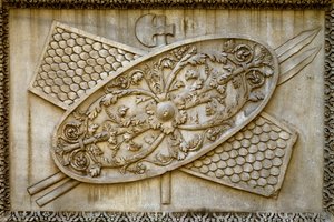 Romersk konst: lågrelief dekorerar en sköld och vapen från den gudomliga Hadrianus tempel. 145 e.Kr. Rom, Museo dei Conservatori av Roman