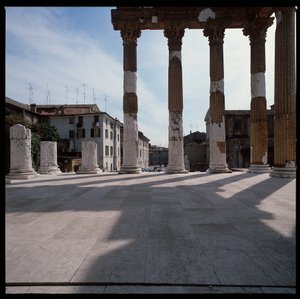 Romersk konst: utsikt över huvudstaden (capitolium), 73 A.D., Brescia Italien av Roman