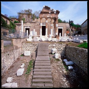 Romersk konst: utsikt över huvudstaden (capitolium), 73 A.D., Brescia Italien av Roman
