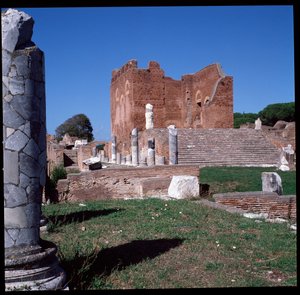 Romersk konst: utsikt över ruinerna av huvudstaden, den arkeologiska platsen i Ostia av Roman