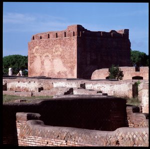 Romersk konst: utsikt över ruinerna av huvudstaden, den arkeologiska platsen i Ostia av Roman