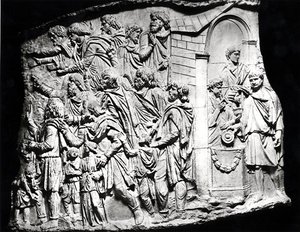 Offerscen, en rollbesättning tagen från Trajanus kolumn, AD 113 (gips) (s/v foto) av Roman