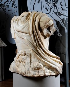 Skulpterad torso av en kavallerist som tros vara en kopia av en original bronsstaty av Alexander den store, c.75-25 f.Kr. (marmor) (se även 371174) av Roman
