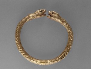 Serpent Armband, AD 1-100 (guld med gröna glasögon) av Roman