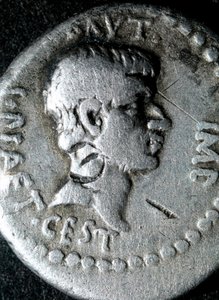 Silvermynt med en bild av Marcus Junius Brutus (83-42 f.Kr.) romersk senator av Roman