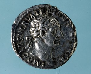 Silvermynt med bilden av den romerske kejsaren Nerva (26 - 98). av Roman