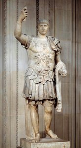 Staty av den romerske kejsaren Trajanus (Marcus Ulpius Traianus eller Traiano) (53-117 e.Kr.) stående, slagskepp. Omkring 108 e.Kr. Sön 2 m Paris, Louvren av Roman