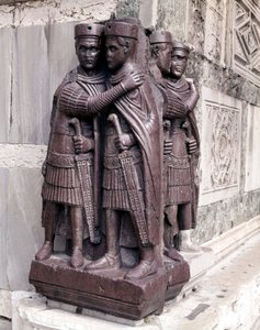 Tetrarker. Skulpturer i röd porphyda från 300-talet. Venedig, Markusplatsen. av Roman