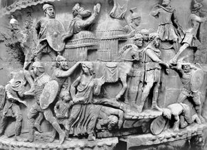 Kejsaren anländer till en by medan den plundras, detalj från spalten av Marcus Aurelius, AD 180-196 (marmor) (s/v foto) av Roman