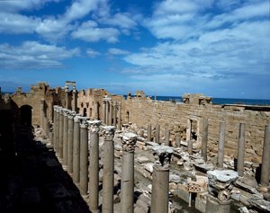 Utsikt över basilikan, byggd som en domstol, 3:e århundradet av Roman
