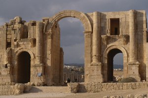Vy över triumfbågen, byggd c.129 AD av Roman