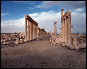 Utsikt över den stora pelargången och den monumentala bågen (tidigt 3:e århundradet e.Kr.) Fotografi av Roman