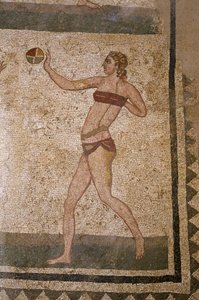 Kvinna som spelar boll. Unga romare ägnade sig åt fysiska övningar. De bär en ländväv runt njurarna och en strophium (anta av behån) på bröstet. En limpa runt njurarna. Romersk mosaik från 300- till 400-talet av Villa del Casale, Piazza Armerin av Roman