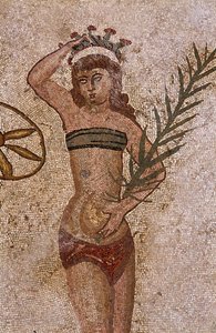 Unga romare ägnade sig åt fysiska övningar. De bär en ländväv runt njurarna och en strophium (anta av behån) på bröstet. En limpa runt njurarna. Palmgrenen de håller är en symbol för seger. Romersk mosaik från 3-400-talet av Vi av Roman