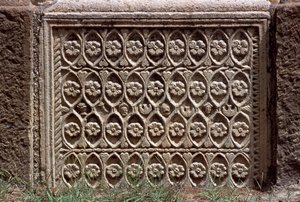 Arkitekturfragment med snidad dekoration, hög kejsarperiod (27 f.Kr. - 395 e.Kr.) av Roman Imperial Period