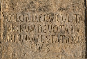 Latinsk inskription med namnet på kolonin Cuicul, Högkejsarperioden (27 f.Kr.-395 e.Kr.) av Roman Imperial Period