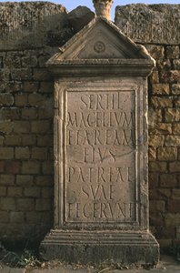 Stela med inskription på Sertius Market Hög kejsarperiod (27 f.Kr.-395 e.Kr.) av Roman Imperial Period