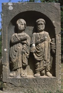 Stela med två människofigurer, hög kejsartid (27 f.Kr. - 395 e.Kr.) av Roman Imperial Period
