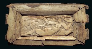 Inramad plakett med en kvinnofigur, från Egypten, sent 3:e till tidigt 400-tal e.Kr. (ben) av Roman Period Egyptian