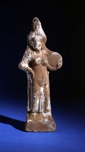 Statyett av gudinnan Isis som håller en tympanon (målad terrakotta) av Roman Period Egyptian