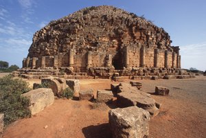 Mauretaniens kungliga mausoleum, kallat den kristnas grav på grund av korsen gjutna på de falska dörrarna (se även 233874)