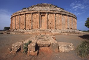 Mauretaniens kungliga mausoleum, kallat den kristnas grav på grund av korsen gjutna på de falska dörrarna (se även 233873)