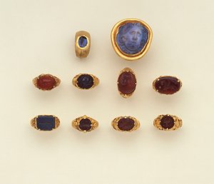 En romersk guld- och kalcedon intaglioring, en stor romersk blågrå kalcedon Medusa-huvudkamé och ett urval av ringar, två ringar i Seljuk-stil (kalcedon) av Roman Roman
