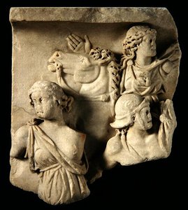 Ett fragment av en skulptur i högrelief av Roman Roman