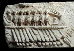 Bireme bär beväpnade soldater (låg relief) av Roman Roman