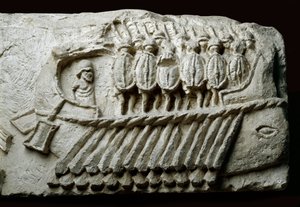 Cast av ett romerskt krigsfartyg av bireme som bär beväpnade soldater (relief på sten) av Roman Roman