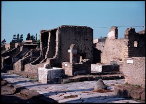Korsning mellan cardo V och nedre decumanum, 500-talet f.Kr.-1:a århundradet e.Kr av Roman Roman