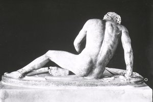 Döende Gallien, kopia av ett grekiskt original från c.230-220 f.Kr. av Epigonos (marmor) (s/v foto) (bakifrån) av Roman Roman