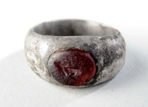 Fingerring med djuptryck (silver) av Roman Roman