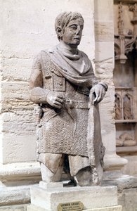 Gallisk krigare under romarriket (klädd i romersk stil), Lapidaire-museet, Avignon. av Roman Roman