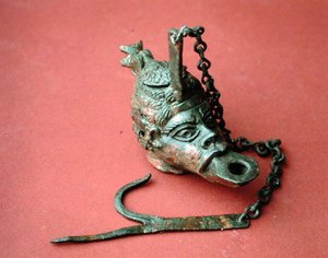 Hängande oljelampa i form av ett afrikanskt huvud, från Belkis (numera Zeugma), Turkiet (brons) av Roman Roman
