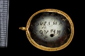 Magiskt hänge, 3:e - 4:e århundradet e.Kr. (guld & heliotrop) av Roman Roman