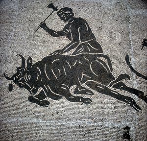 Mosaik som visar en scen av en tjurs slakt och hittades i Ostia (Ostia) (nära Rom). För närvarande bevarad i den före detta brandhallen i Ostia. av Roman Roman