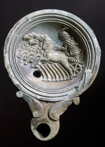 Oljelampa föreställande en racervagn med fyra hästar (terrakotta) av Roman Roman