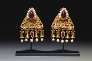 Ett par örhängen, 2:a - 3:e århundradet e.Kr. (guld, pärlor, granat och glas) av Roman Roman