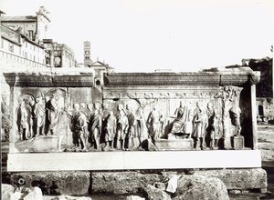 Pluteus av Trajanus med skildringar av Institutio Alimentaria (marmor) (s/v foto) av Roman Roman