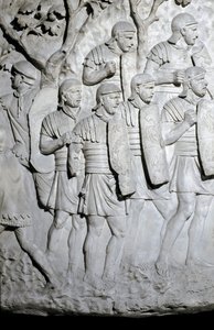 Romersk konst: "" Romerska legionärer redo för strid"" Form från 1862 som reproducerar basrelieferna av Trajanus kolumn (kolonn Trajane) (Colonna Traiana) i Rom byggd under kejsar Trajanus regeringstid (53-117). Trajane-kolonnen firar segern av Roman Roman