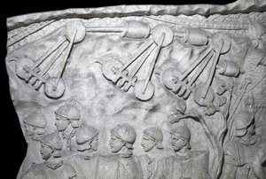 Romersk konst: "" Krigsmaskiner under andra kriget"" Form från 1862 som återger basrelieferna av Trajanus kolumn (kolonn Trajanus) (Colonna Traiana) i Rom byggd under kejsar Trajanus regeringstid (53-117). Trajane-kolonnen firar segern av Roman Roman