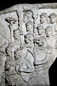 Romersk konst: "" Krigare som bär Vexillum (romerska banderoller)"" Form från 1862 som återger basrelieferna av kolonn Trajanus (Trajanus kolumn) (Colonna Traiana) i Rom byggd under kejsar Trajanus (53-117) regeringstid. Trajane-kolumnen firar minnet av v av Roman Roman