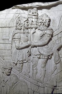 Romersk konst: "" Krigare som bär den romerska örnen (Aquiliferes)"" Form från 1862 som reproducerar basrelieferna av Trajanus kolumn (kolonn Trajanus) (Colonna Traiana) i Rom byggd under kejsar Trajanus (53-117) regeringstid. . Trajane-kolonnen firas av Roman Roman