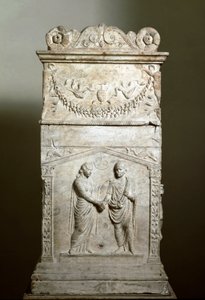Romersk konst: begravningsaltare som dekorerar scenen för ett bröllop (Junctio dextrarum) - Låg relief - Rom, Museo Nazionale Romano - Äktenskapshandslag (Junctio dextrarum) - Marmorrelief, romersk konst, från ett gift pars begravningsaltare - Rom, Museo N av Roman Roman