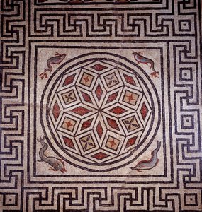 Romersk konst: mosaik av delfiner. Nimes, arkeologiskt museum. av Roman Roman
