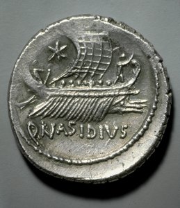 Romersk konst: silvermynt avbildat av en galär utrustad med ett system för att störta fiendens skepp. Paris, B.N. Cabinet des Medailles av Roman Roman